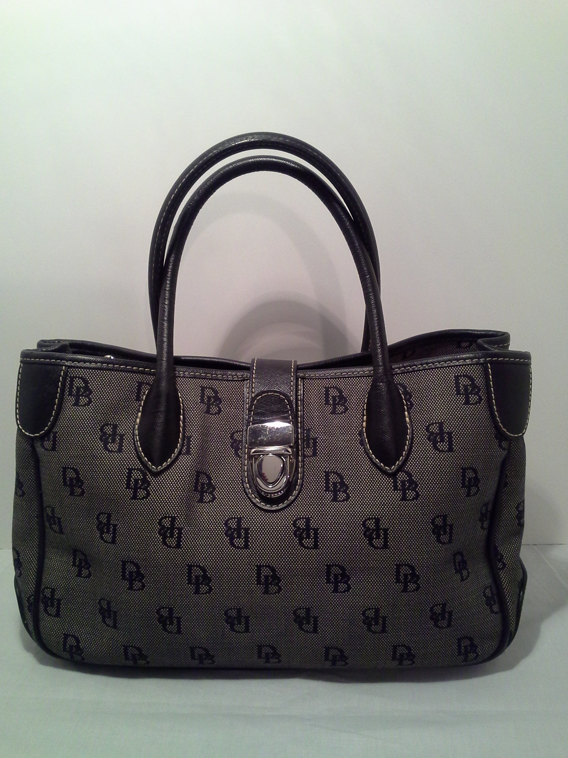 新品未使用タグ付き Dooney & Bourke トリプルジップバック Dooney Bourke Taupe Leather Pebble Turnlock Messenger